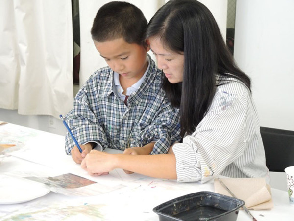 A photograph of two participants in the Dedalus Foundation Saturday Family Art Making program in Sunset Park, Brooklyn.